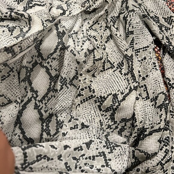 Olivaceaous medium snake print top - Picture 7 of 10